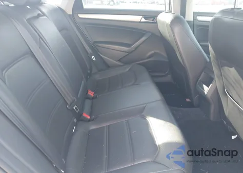 2015 Volkswagen Passat 1.8T Wolfsburg Edition z USA, uszkodzony, nr VIN 1VWAT7A33FC018221